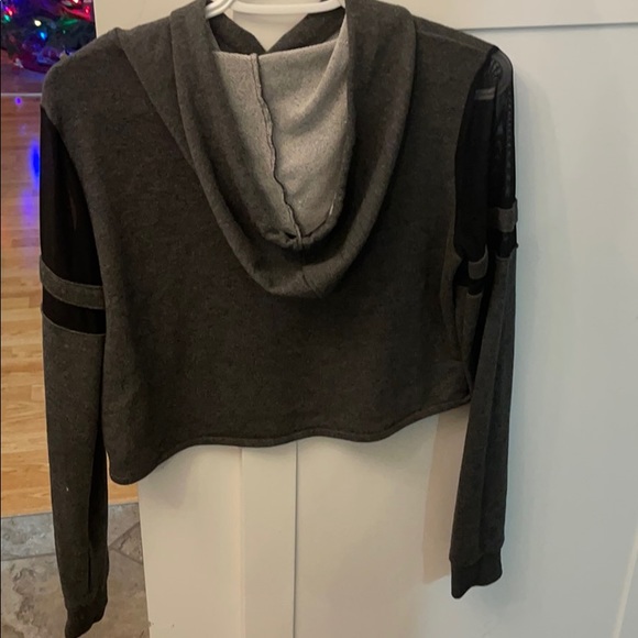 Crop top with mesh shoulders - Picture 2 of 3